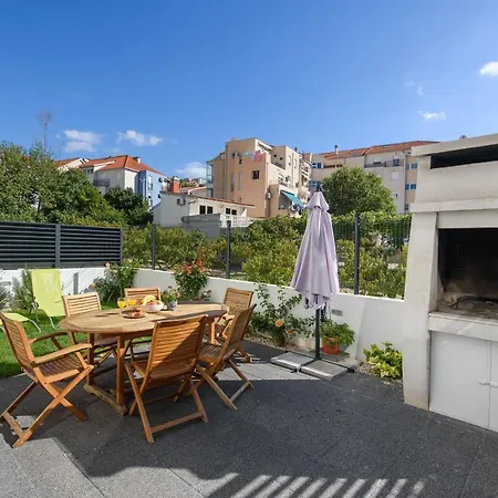 Nikolina Appartement *